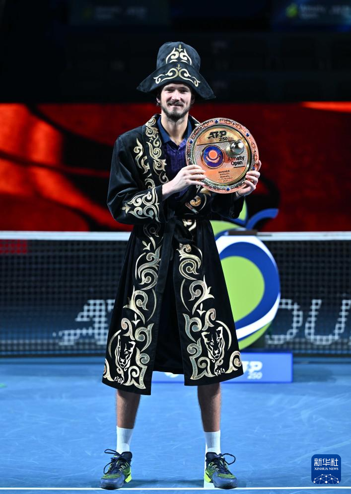 举行的AT, 上与奖杯合, align